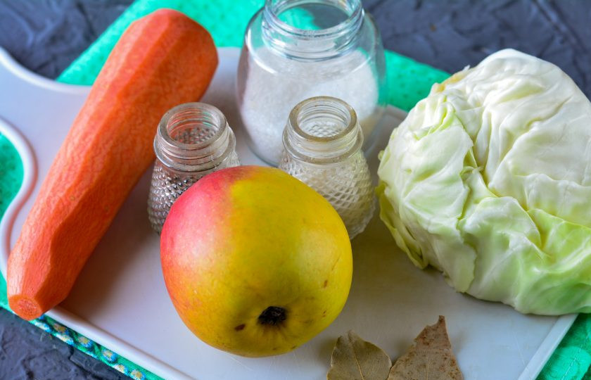 1. Этап. Квашеная капуста с морковью и яблоками: Подготовьте ингредиенты для приготовления квашеной капусты с морковью и яблоками.