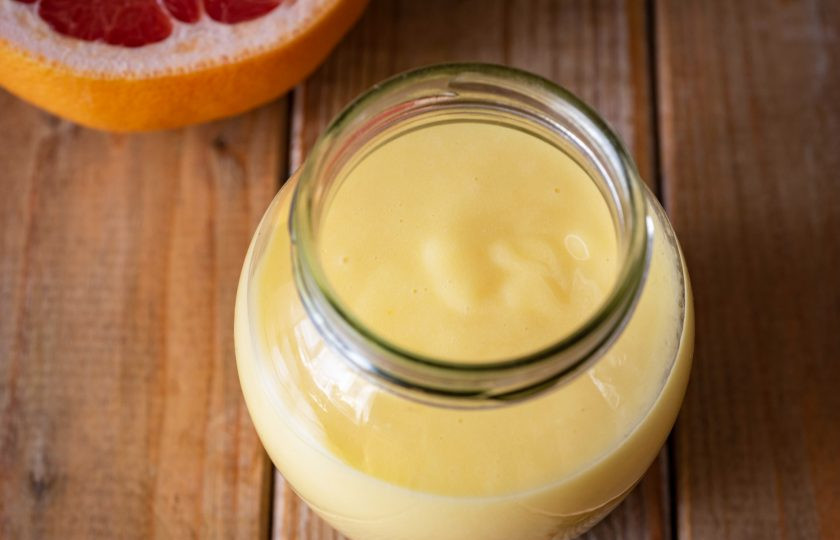 1. Этап. Грейпфрутовый курд: Затем уже почти готовый курд переложите в удобную емкость, например, стеклянную банку и поставьте на полку холодильника на 2 часа.