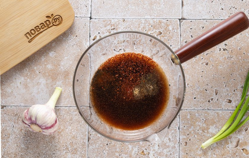 1. Этап. Салат из дайкона по-корейски: В сотейнике с водой растворите соль и сахар, доведите до кипения. Влейте винный уксус и соевый соус, добавьте все специи.