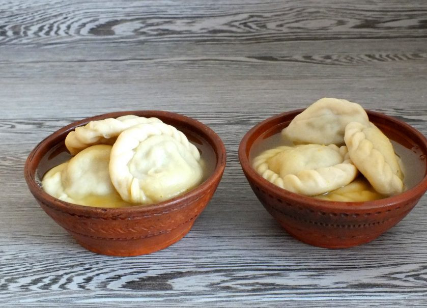 1. Этап. Мантапур: Готовые манты разложите по глубоким тарелкам, влейте бульон и сразу же подавайте к столу.