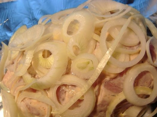 1. Этап. Куриная грудка, запеченная в сметане: 5. Грудку выложить на фольгу. Сверху разложить лук, прижимая к курице.