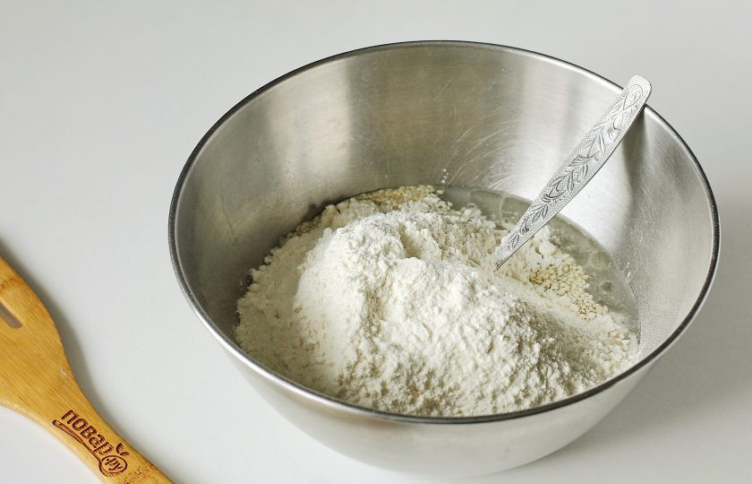 1. Этап. Хлеб без соли: Затем добавьте просеянную муку.