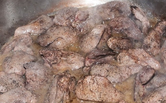 1. Этап. Печень индейки с яблоками: Добавьте соль и перец по вкусу, перемешайте печень.