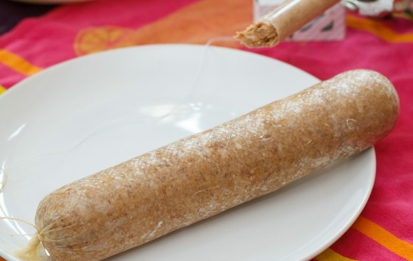 1. Этап. Итальянская домашняя салями: Плотно набейте фарш в оболочку. Закрепите её. Можете перевязать бечёвкой.