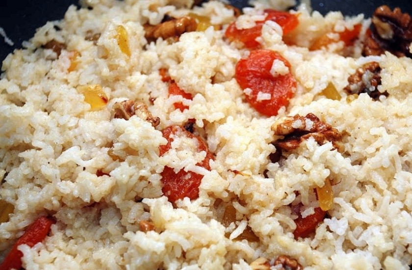 1. Этап. Постная рисовая каша с сухофруктами: Перемешайте рис с сухофруктами, тушите еще минут 10 под крышкой на небольшом огне.