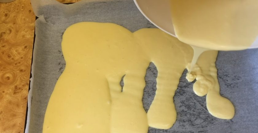 1. Этап. Бисквитный рулет со сливочно-молочным кремом: 3. Равномерно вылейте тесто на противень и выпекайте в разогретой до 200 градусов духовке 12-15 минут. Приготовьте крем: миксером взбейте масло комнатной температуры с сахаром или сахарной пудрой. По желанию добавьте измельченные орехи.