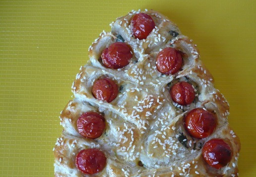 1. Этап. Рождественская елка из слоеного теста: Готовому пирогу дайте остыть и наслаждайтесь.