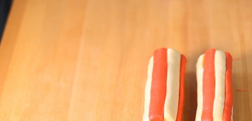 1. Этап. Праздничное печенье: 5. Выпекайте в разогретой до 180 градусов духовке 12-15 минут. Оставшиеся рулеты разрежьте на 8 одинаковых частей. Соедините кусочки теста вместе, чередуя цвета. Оставьте в холодильнике на 30 минут.