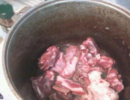 1. Этап. Плов с бараньими ребрышками: 1. В казане топим жир из курдючного сала. Шкварки вынимаем, закладываем ребрышки. Обжарим до золотистого цвета.