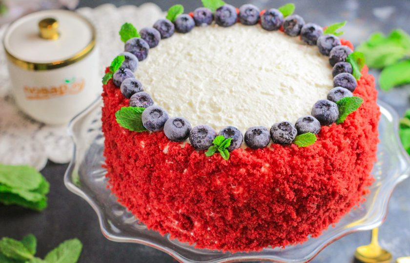 1. Этап. Торт Красный бархат с творожным кремом: Затем выложите второй корж и снова покройте кремом и т.д. Верхушку торта и бока обмажьте кремом. Из срезанной верхушки накрошите бисквит и обпанируйте крошкой бока десерта. Украсьте любыми ягодами или присыпкой, сладкими конфетами по своему вкусу.