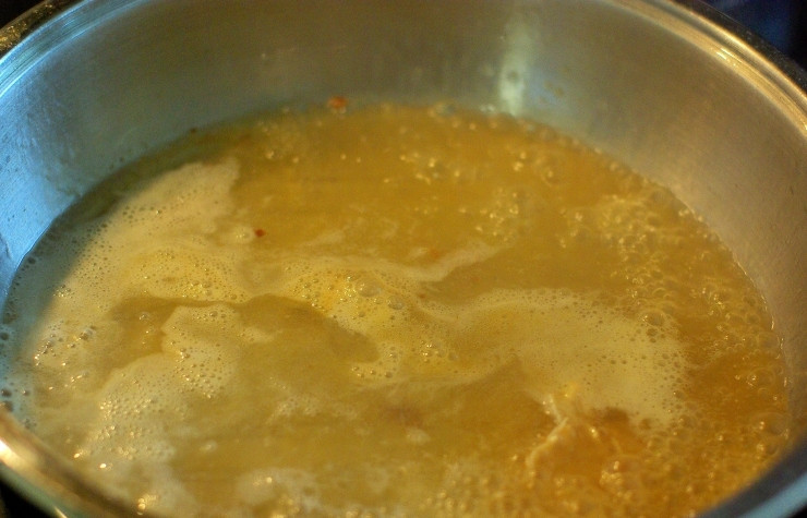 1. Этап. Рулетики из куриной грудки: Затем в туже сковородку наливаем вино немного варим, перемешивая. затем добавляем бульон.