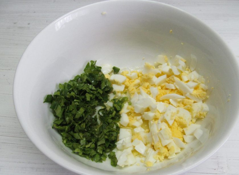 1. Этап. Пирожки из заварного теста с тунцом: Для начинки мелко нарежьте вареные яйца, петрушку или зеленый лук. А можно и то, и другое.