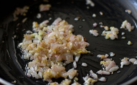 1. Этап. Суп с фасолью и грибами: 2. На сковороде растопите сливочное масло с добавлением растительного. Выложите туда лук с чесноком, обжарьте на среднем огне, помешивая.