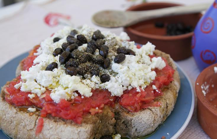 1. Этап. Дакос: Еще раз сверху поливаем все оливковым маслом. Дакос готов!