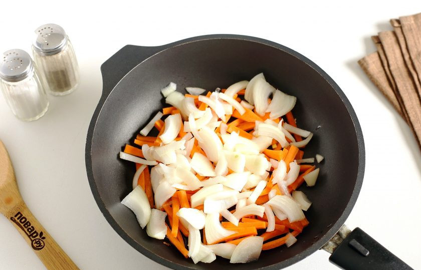 1. Этап. Салат из куриной печени: На сковороде разогрейте масло. Выложите нарезанную соломкой морковь и лук, нарезанный полукольцами или четвертинками.
