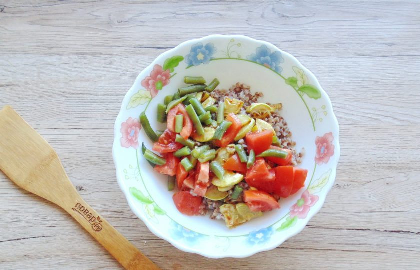 1. Этап. Салат с гречкой и овощами: Стручковую фасоль отварите в подсоленной воде 3-5 минут. Добавьте в салат фасоль и нарезанный помидор.