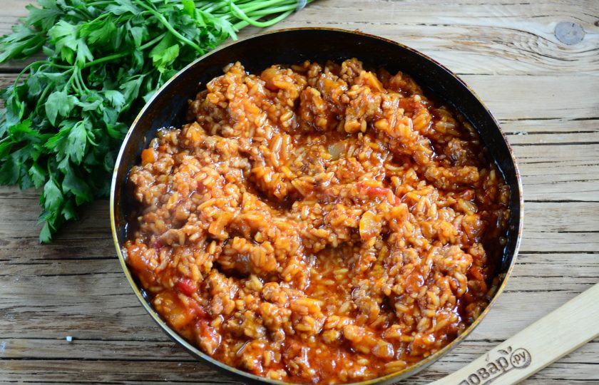 1. Этап. Фаршированные томаты Сеньор Помидор: Готовьте, время от времени помешивая, чтобы получилась рассыпчатая масса, 15-20 минут.