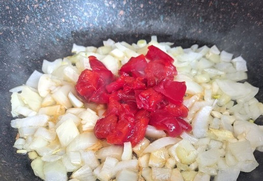 1. Этап. Густой суп испанских рыбаков Мармитако: На растительном масле обжариваем до мягкости лук и чеснок 3 минуты. Добавляем порезанный кубиками болгарский перец. Перемешиваем, обжариваем 5 минут на среднем огне.