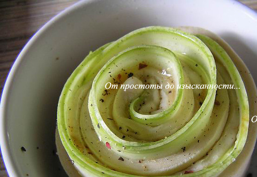 1. Этап. Закусочные булочки Кабачковые розы: Каждый рулет-булочку выложите в смазанную маслом форму для выпечки, присолите, поперчите.