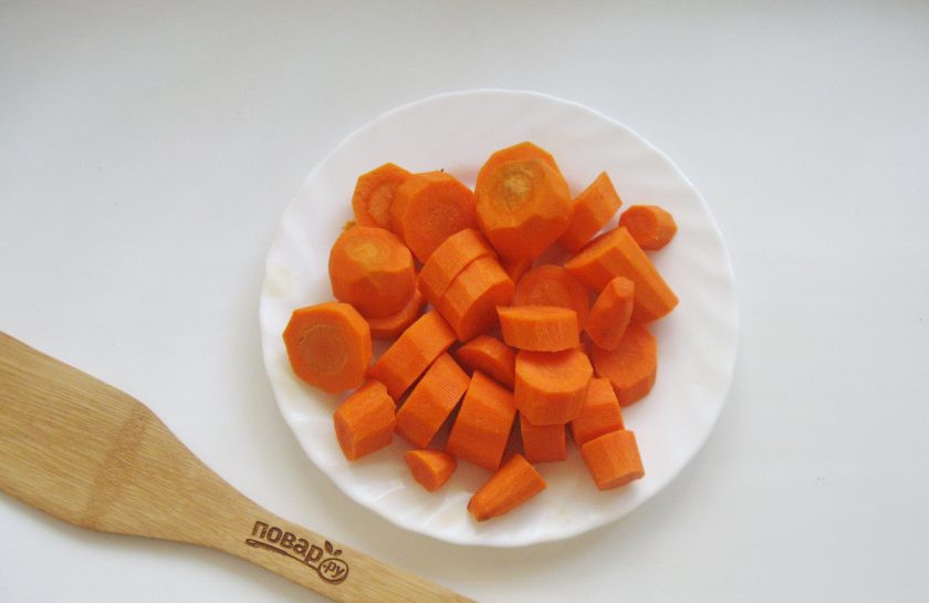 1. Этап. Морковный напиток: Морковь очистите, помойте и нарежьте кусочками, которые будет удобно отправлять в соковыжималку.
