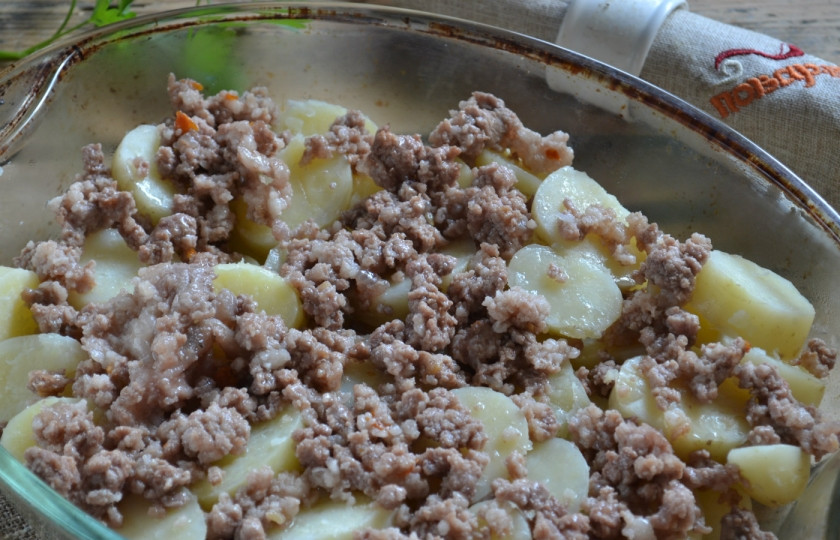 1. Этап. Мусака классический рецепт: 3. Фарш обжарьте на сковороде почти до готовности, слегка посолив и поперчив. Выложите его сверху на картофель ровным слоем.