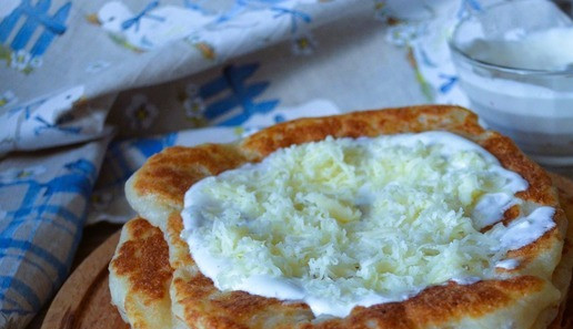 1. Этап. Венгерские лепёшки Лангош: Для подачи горячие смазать сметанным соусом и посыпать сыром.