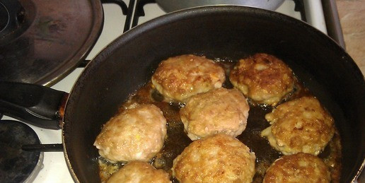 1. Этап. Котлеты Любимые: Как только на котлетах образуется румяная корочка, переворачиваем на другую сторону. Время жарки зависит от сковороды и температуры под ней.