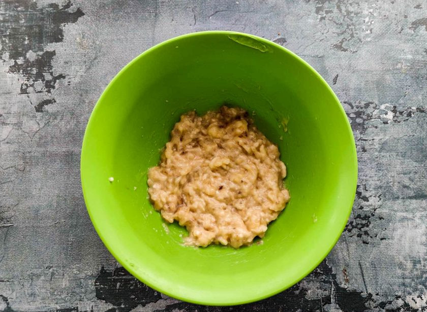 1. Этап. Банановый кекс без муки: Бананы очистите от шкурки и разомните их вилкой до пюреобразного состояния.