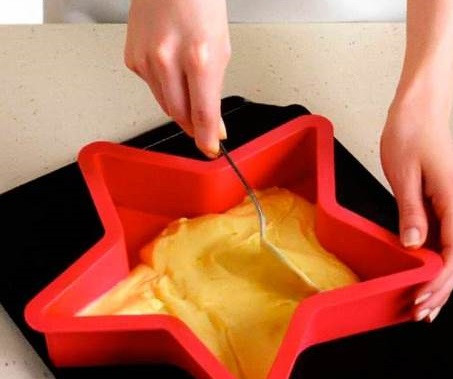 1. Этап. Торт Звезда: 1. Для начала необходимо приготовить тесто. Размягченное сливочное масло взбить с сахаром и яйцами. Добавить щепотку ванилина и разрыхлитель. Постепенно вводить заранее просеянную муку, замешивая мягкое тесто без комочков. В процессе добавить немного молока. Торт 