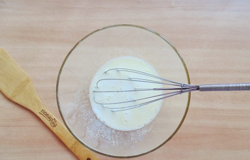 1. Этап. Торт Графские развалины с ананасами: Налейте в миску молоко.