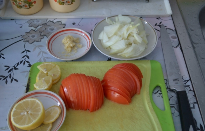 1. Этап. Скумбрия в фольге: Лук, помидор и лимон порезать кольцами или полукольцами - кому как больше нравится.