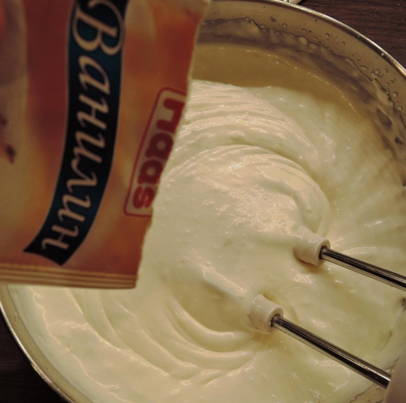 1. Этап. Чизкейк с персиками: 12. Подогретый желатин вливаю тонкой струйкой к общей массе и непрерывно перемешиваю, затем добавляю ванильный сахар и взбиваю еще 1 минуту.