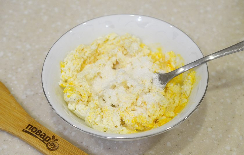 1. Этап. Сырники с кокосовой мукой: 3. Добавьте кокосовую муку и кокосовую стружку.