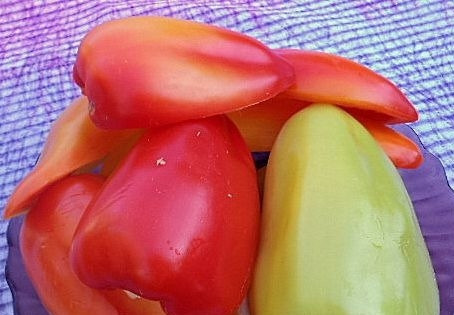 1. Этап. Аджика из томатной пасты: Болгарский перец (можно использовать плоды разных цветов) вымойте и очистите от семян, разрезав каждый перчик на несколько частей. Прокрутите перец через мясорубку. Также можно использовать для измельчения блендер.