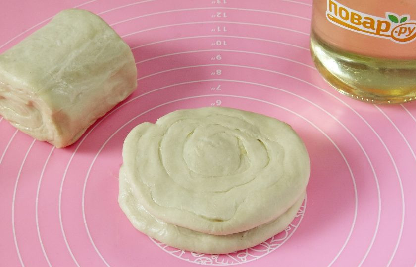 1. Этап. Узбекские слоеные лепешки: Каждую часть поставьте на срез и придавите рукой, придавая форму лепешки.