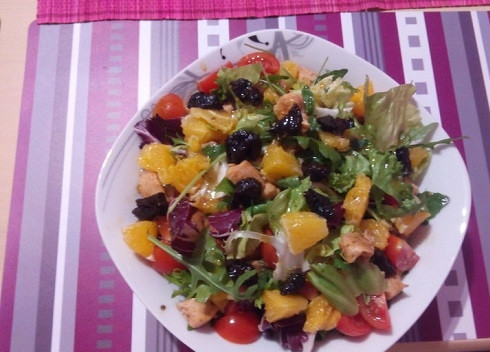 1. Этап. Салат из курицы с апельсинами: Помидоры черри разрежем. Выкладываем все ингредиенты в салатник. Для заправки смешиваем оливковое масло, соевый соус и уксус. Добавим приправу для салата, перемешиваем. Поливаем салат — и можно подавать к столу.