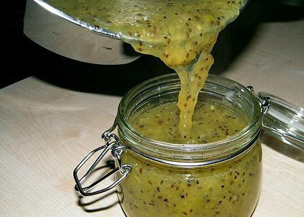 1. Этап. Желе из крыжовника: После того как все растворилось и желе загустело можно разливать по баночкам.