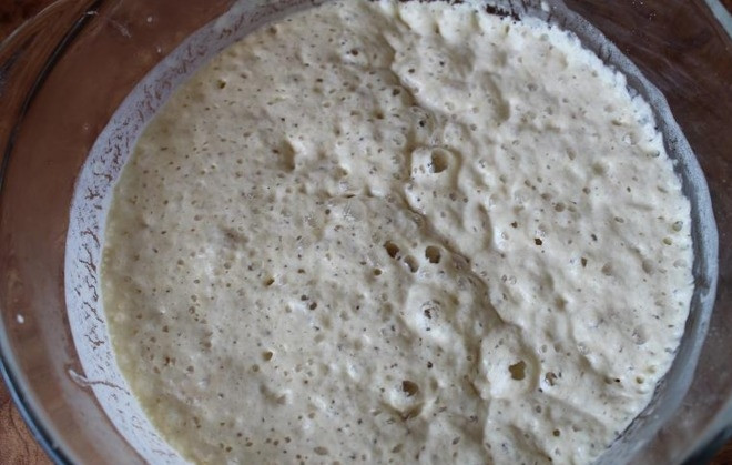 1. Этап. Итальянский хлеб с травами: Вы уже наверняка догадались, что наше приготовление начинается с теста. Как и всегда, необходимо смешать дрожжи, воду, соль и сахар. Тщательно перемешайте и оставьте 