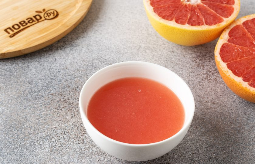 1. Этап. Сорбет из грейпфрутов: Затем выжмите из грейпфрутов сок.
