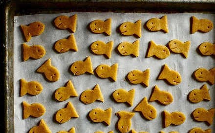 1. Этап. Сырные снеки: Противень застелите пекарской бумагой. Выложите на неё изделия.