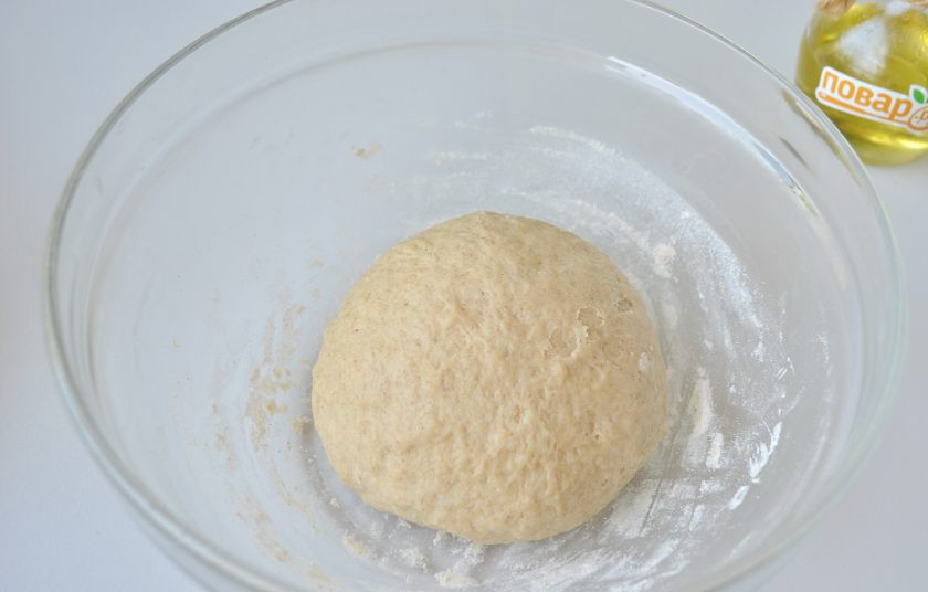 1. Этап. Кекс с маком и сливами: 5. Замесите тесто. Не добавляйте муки больше, чем указано в рецепте, чтобы тесто было мягким, не крутым. Накройте его полотенечком и уберите в теплое место на 1 час.