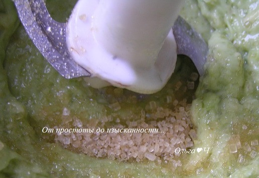 1. Этап. Вкусные ложки со свеклой и авокадо: Для сладкой начинки авокадо измельчите в пюре с помощью блендера с сахаром и лимонным соком.