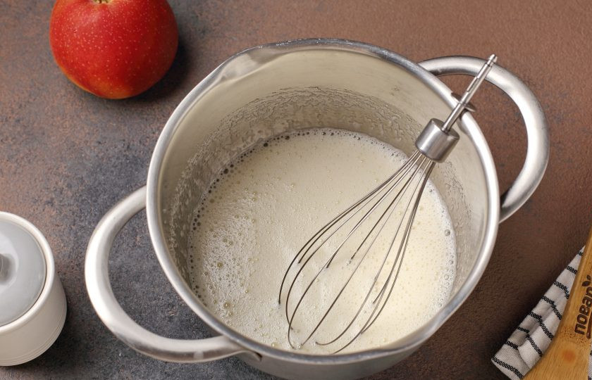 1. Этап. Шарлотка с манкой и яблоками: Яйца взбейте с сахаром до появления белой пушистой пены.