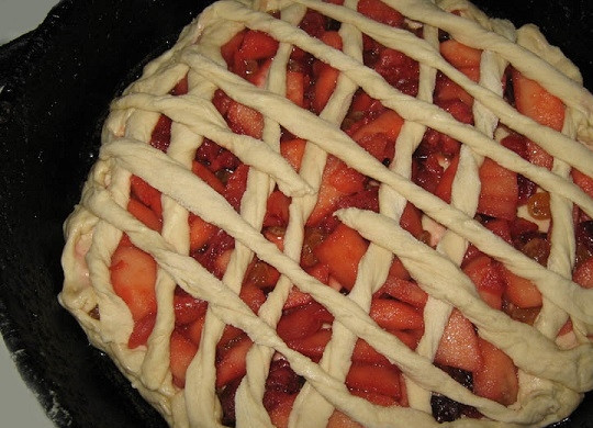 1. Этап. Дрожжевой пирог с ягодно-фруктовой начинкой: 3. Раскатайте пласт теста, оставив примерно 1/4 для украшения. Выложите в жаропрочную форму. Заполните его ягодно-фруктовой начинкой. Сверху украсьте полосками или другими элементами теста. Отправьте форму в разогретую до 180 градусов духовку.