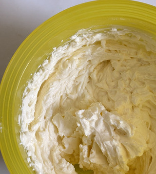 1. Этап. Шоколадный пирог с маскарпоне: Для крема я взбила 300 г. творожного сыра, 100 мл. сливок 33 % и 70 г. сахарной пудры.