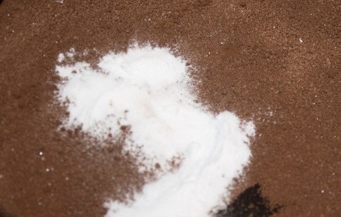 1. Этап. Пирожное Ночка: 3. Отдельно соедините какао, оставшийся сахар, соду. Для аромата можно добавить ванилин.