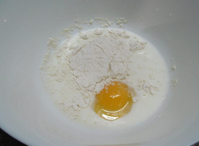 1. Этап. Блинчики с консервированным лососем и рисом: Теперь приготовим тесто для блинов. Смешайте молоко, сметану, соль, сахар, яйцо и муку. Перемешайте венчиком в однородную массу.