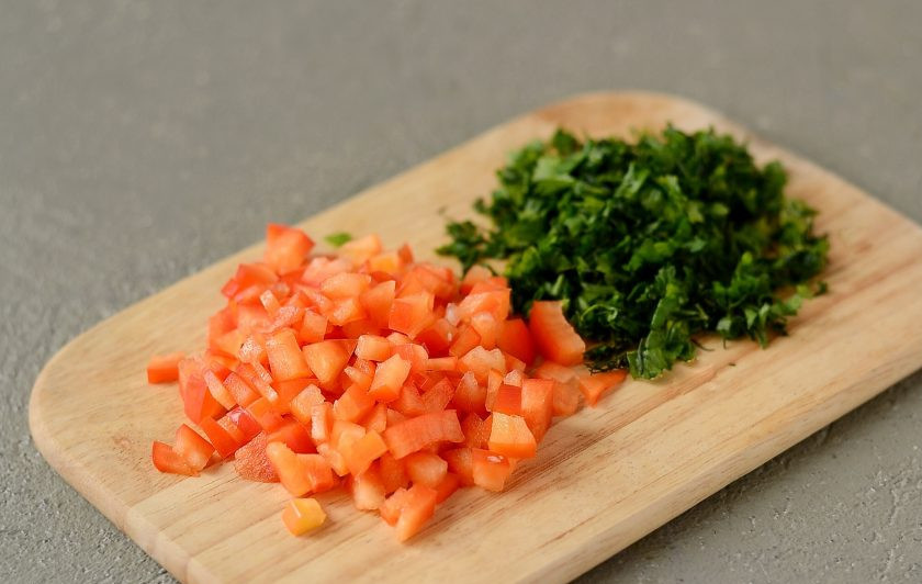 1. Этап. Котлеты из нутовой муки: Болгарский перец очистите от семян, нарежьте мелкими кубиками. Зелень мелко порубите ножом.