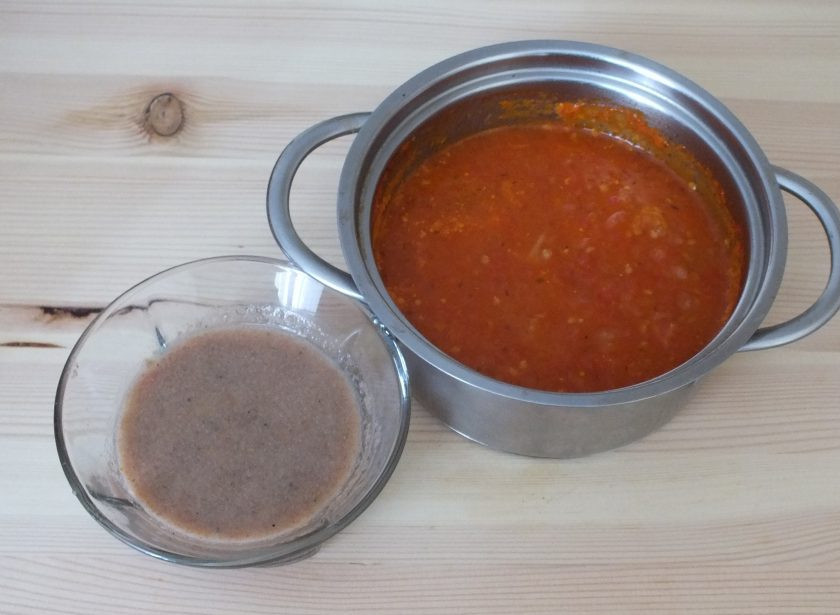 1. Этап. Диетическая подлива: Льняную муку разведите водой (примерно 5 ст.л.) и тонкой струйкой введите в томатную массу. Перемешайте.