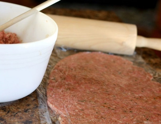 1. Этап. Быстрые котлеты для бургера: 3. Выложите часть фарша на пищевую пленку, накройте вторым пластом пленки и аккуратно раскатайте.